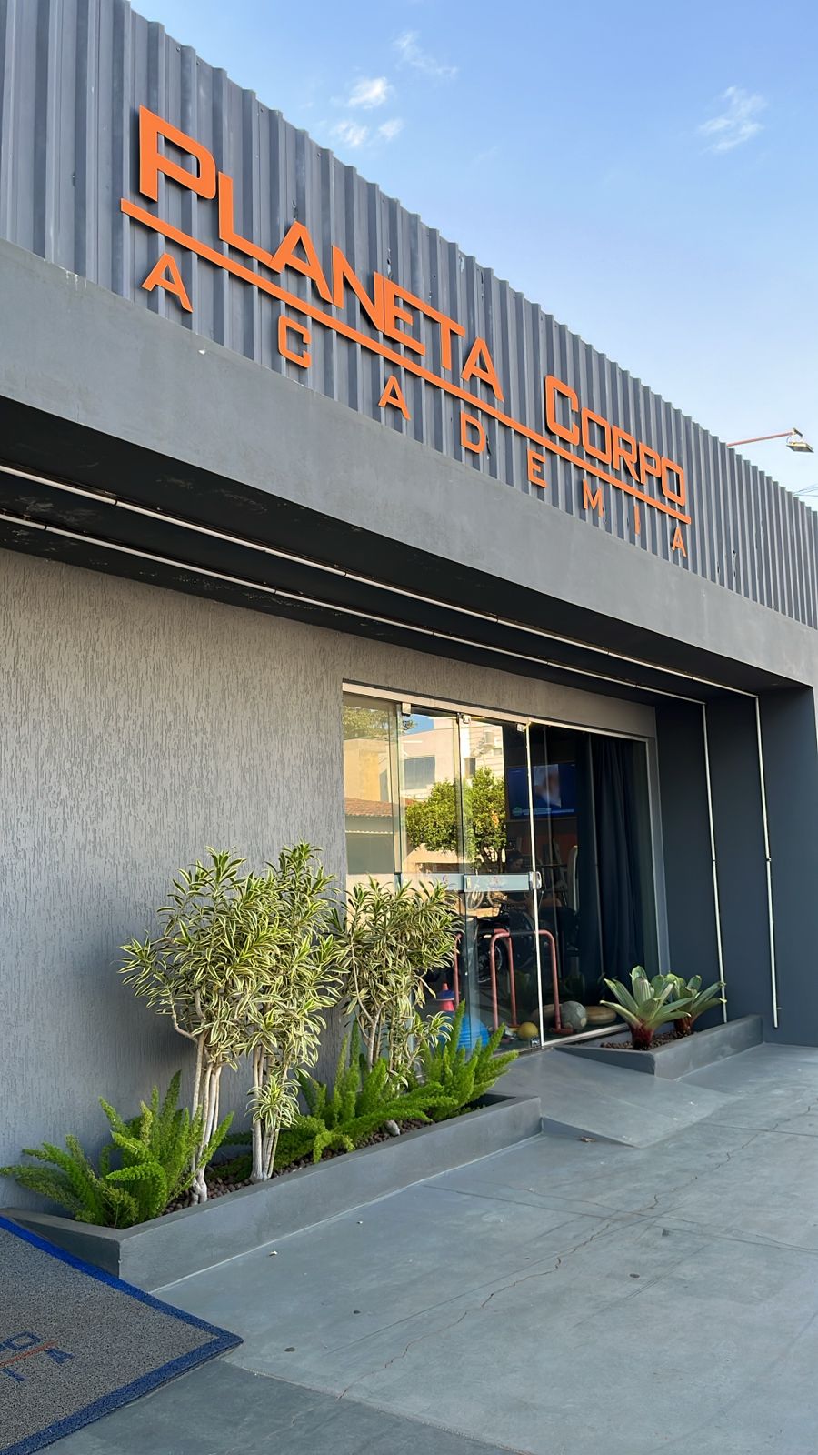 Fachada sofisticada da Academia Planeta Corpo em Pompéu/MG